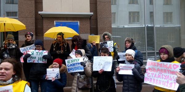 На вул. Садовій правозахисники влаштували антиплюшеву акцію [фото, відео]