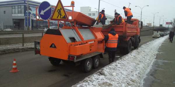 Дорожники для ремонту використовують мобільні установки