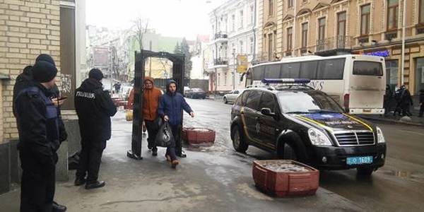 У центрі Києва встановили контрольно-пропускні пункти
