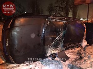 На вул. Стеценка перекинувся автомобіль