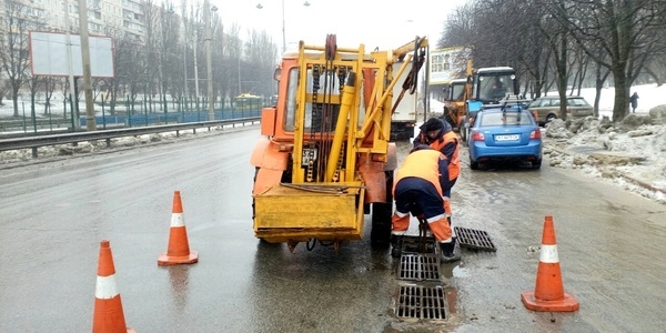 Автодорівці рятують столицю від підтоплень