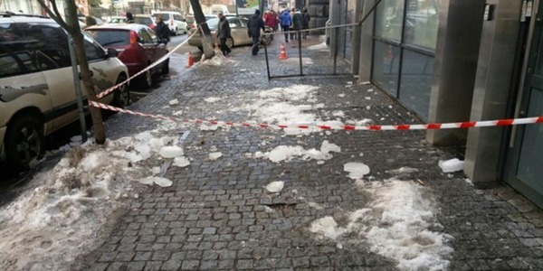 У Києві зберігається загроза травмувань бурульками