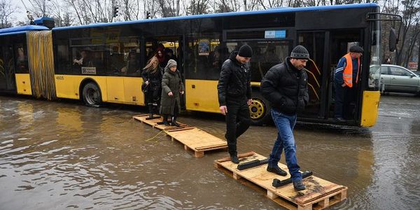 У столиці активно очищують зливоприймачі та оглядові колодязі