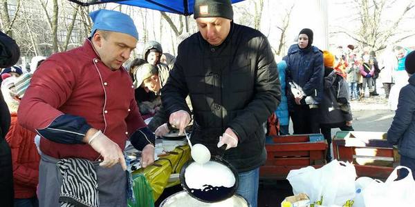 Голова Шевченківського району на легендарному стадіоні готував млинці [відео]