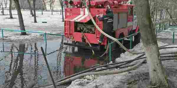 На Березняках уже відкачують талу воду