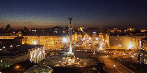 Вечірній Київ засяяв у романтичних вогнях [відео]