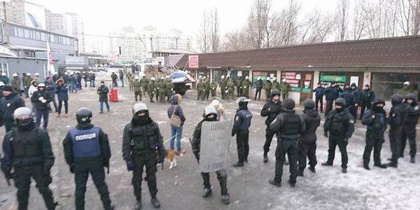 Дарницька громада використовує «тушок» на акції протесту?