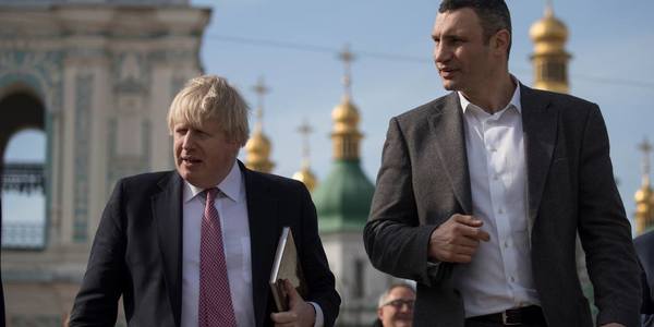 Кличко та Джонсон поснідали у піцерії та прогулялися Києвом [відео]