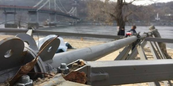 Комунальники ліквідували канатну дорогу через Дніпро