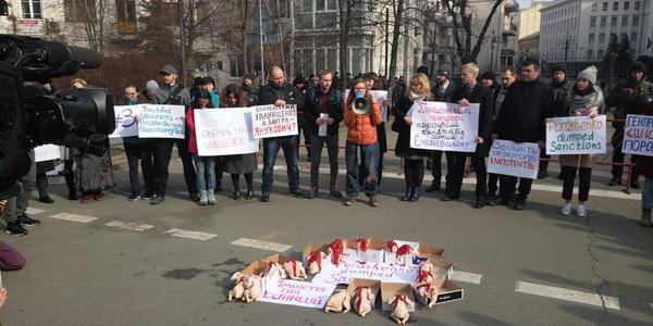 Порошенку принесли "криваві тушки-іванюшки" [фото]
