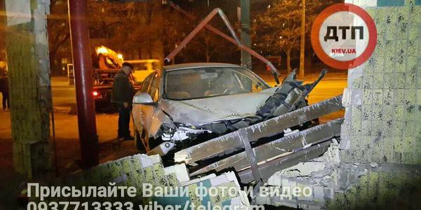 На вул. Маршала Гречка авто врізалося у зупинку