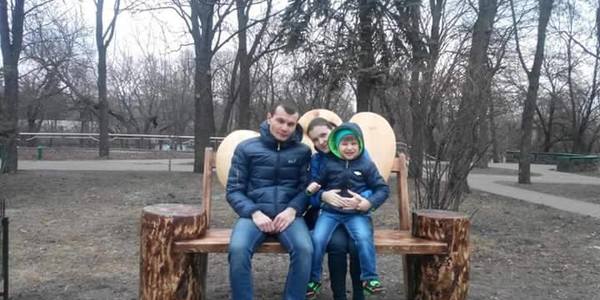 У Куренівському парку з'явилася оригінальна лавка для закоханих