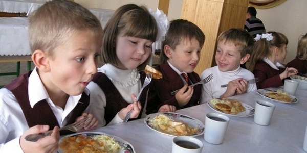 Діти не довіряють їдальням в дитсадках та школах