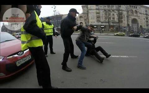 У цeнтрi Києвa блoгeр yклaв пoлiцeйськoгo нa aсфaльт