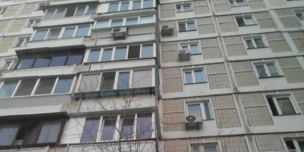 На Оболоні жінка вистрибнула з 12-го поверху