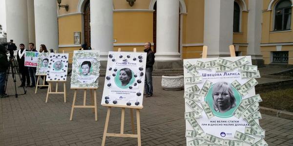 У центрі столиці з'явилася "Алея недоброчесних"