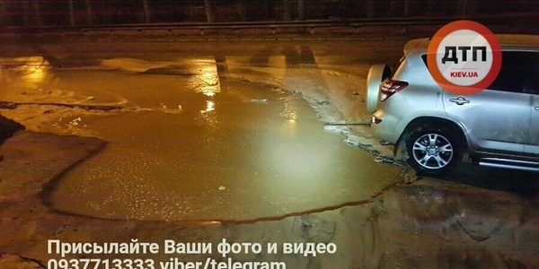 У Києві холодна вода затопила вулицю