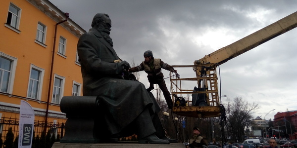 У центрі столиці помили пам’ятник Михайла Грушевського [фото, відео]