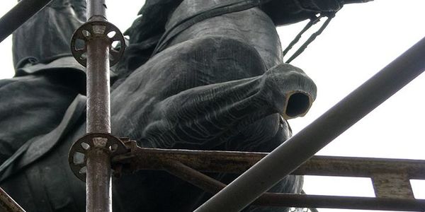  Вандали  спиляли ногу пам’ятнику Щорсу 