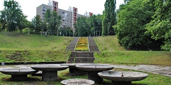 Кияни та комунальники спільними зусиллями прибирають столичні парки