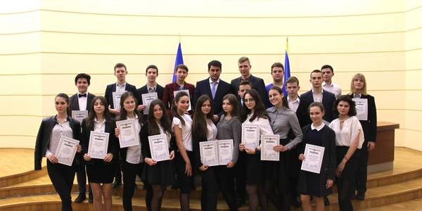 На Печерську школярі створюють дизайнерські лавки