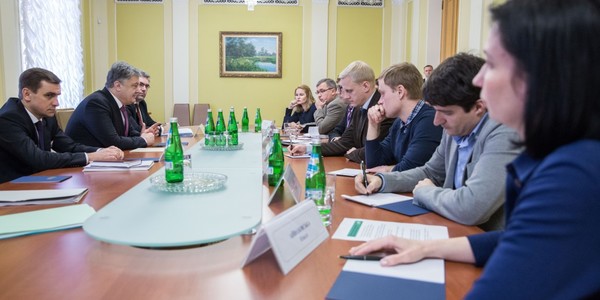 Президент зустрівся з громадськими активістами щодо змін до закону про е-декларування