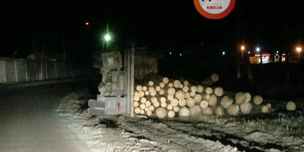 На Осокорках водій вантажівки влаштував деревну лавину 