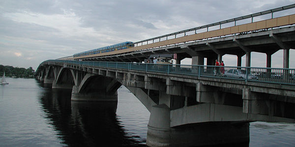 Рух транспорту на мосту Метро обмежать