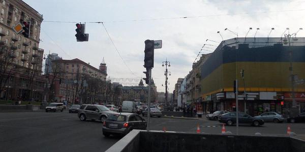 На Хрещатику продовжують встановлювати нові світлофори