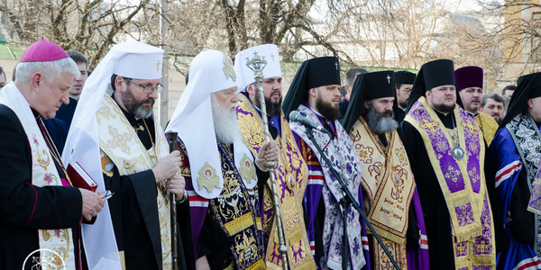 На Софійській площі сотні людей молилися за перемогу над агресором