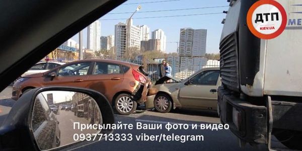 На вул. Саперно-Слобідській зіткнулося три авто 