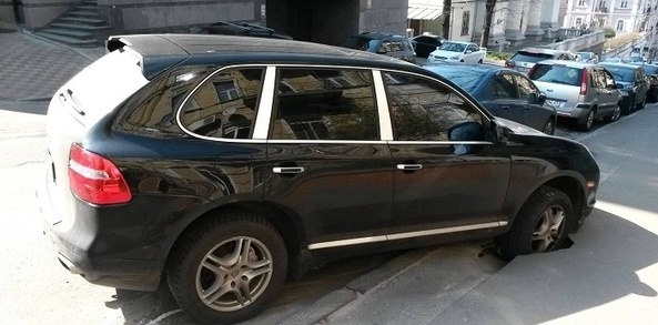 Porshe проламав асфальт біля Адміністрації Президента
