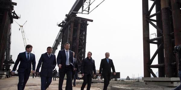 Кличко звозив Бомбу на Подільсько-Воскресенський міст [фото]