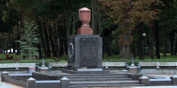 Чи потрібен некрополь біля Верховної Ради?