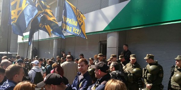 «Сбербанк» знову під облогою «Національного корпусу» [фото, відео]
