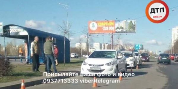 На проспекті Бажана авто збило пішохода
