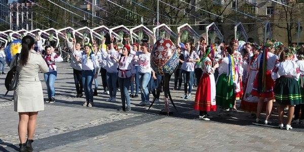 Дитячий флешмоб серед величезних писанок на Софійській площі [фото, відео]