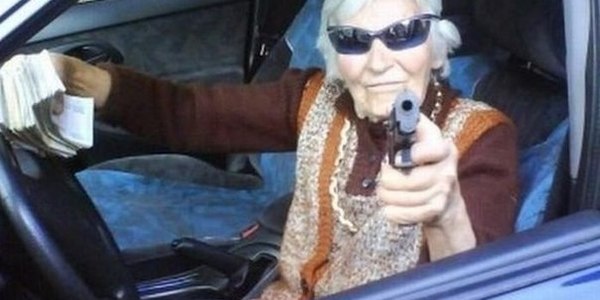 Пенсіонери охороняють клумби від дітей цвяхами