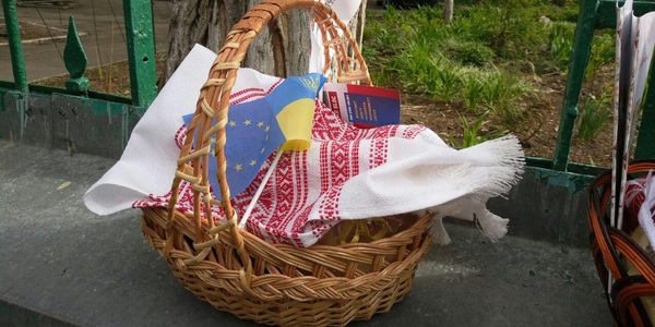 Посольству Франції подарували великодні кошики за безвіз