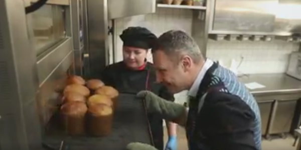 Кличко похвалився паскою, яку зробив власноруч [відео]