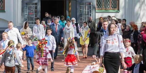 Порошенко виклав у мережу красивий ролик із Великоднім привітанням