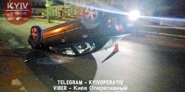 На вул. Бориспільській перекинулося авто