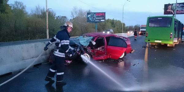Рятувальники деблокували потерпілих водіїв з понівечених автомобілів