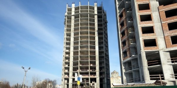 Довгобуд на Лівобережній "прикриють" банером Євробачення