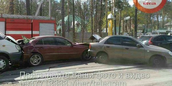 Під Києвом зіткнулося 4 авто