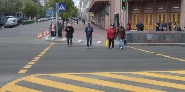 Водіїв попереджують про пішохідний перехід зі світлофором на Хрещатику