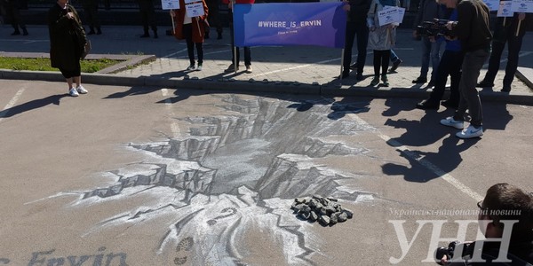 Під посольством Росії з’явилась величезна прірва [фото]