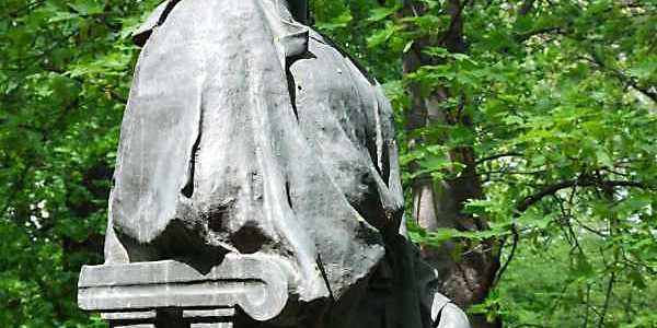 Столична поліція затримала зловмисника за наругу над могилою Лесі Українки [відео]