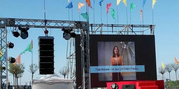 На Поштовій площі співають у караоке пісні Євробачення