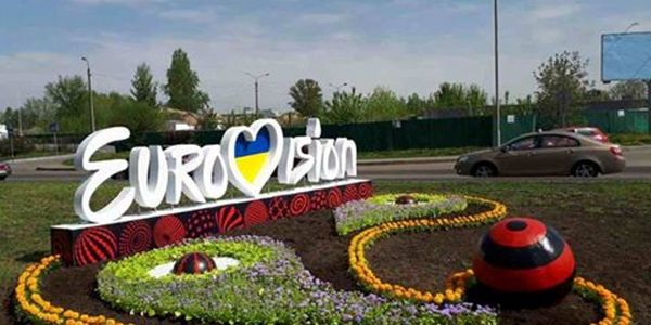 Панно з логотипом Євробачення квітнуть і світяться [фото]